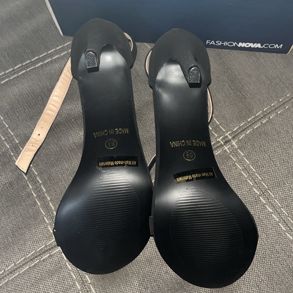 Black heels - Picture 2 of 4